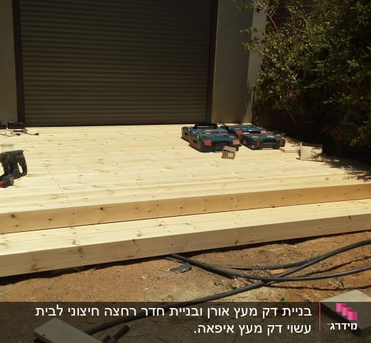 דק עץ חדש עם כלים חשמליים על הרצפה
